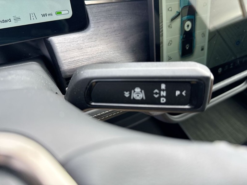 Rivian R1T Vehicle Full-screen Gallery Image 23