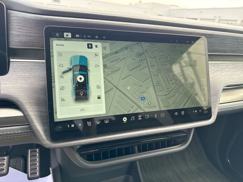Rivian R1T Vehicle Full-screen Gallery Image 24