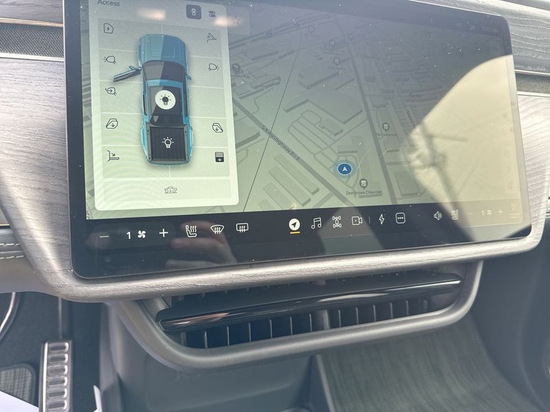 Rivian R1T Vehicle Full-screen Gallery Image 26