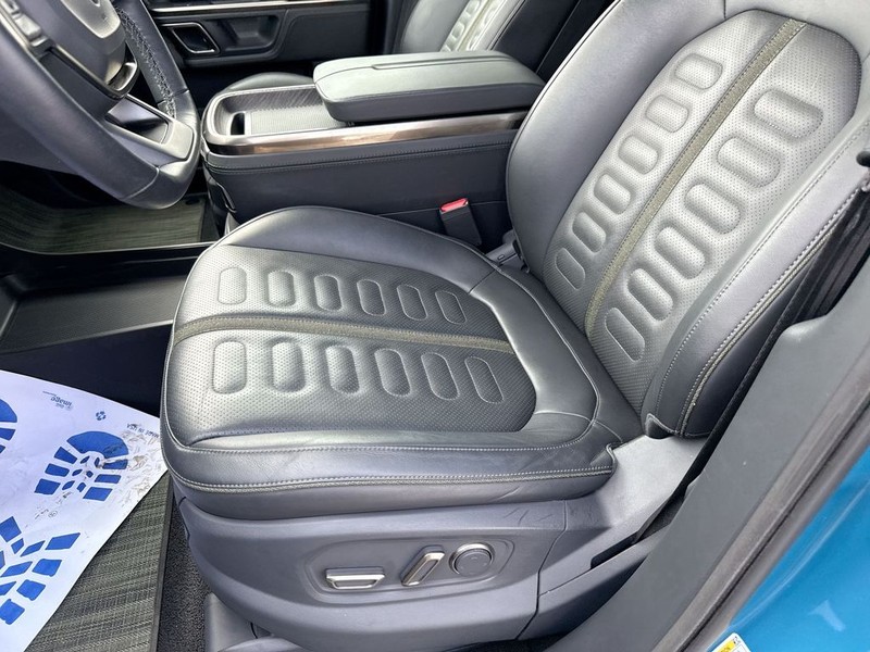 Rivian R1T Vehicle Full-screen Gallery Image 28