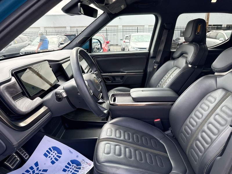 Rivian R1T Vehicle Full-screen Gallery Image 29