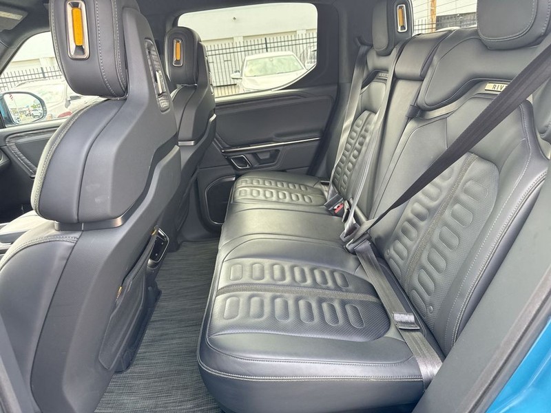 Rivian R1T Vehicle Full-screen Gallery Image 32