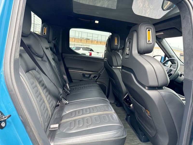 Rivian R1T Vehicle Full-screen Gallery Image 34