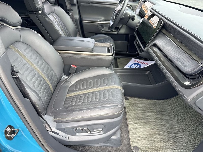 Rivian R1T Vehicle Full-screen Gallery Image 35
