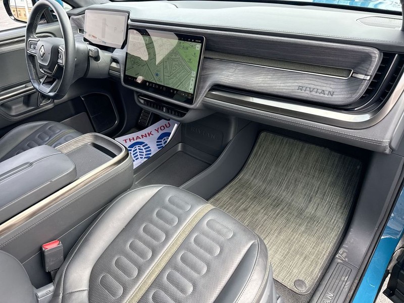 Rivian R1T Vehicle Full-screen Gallery Image 36