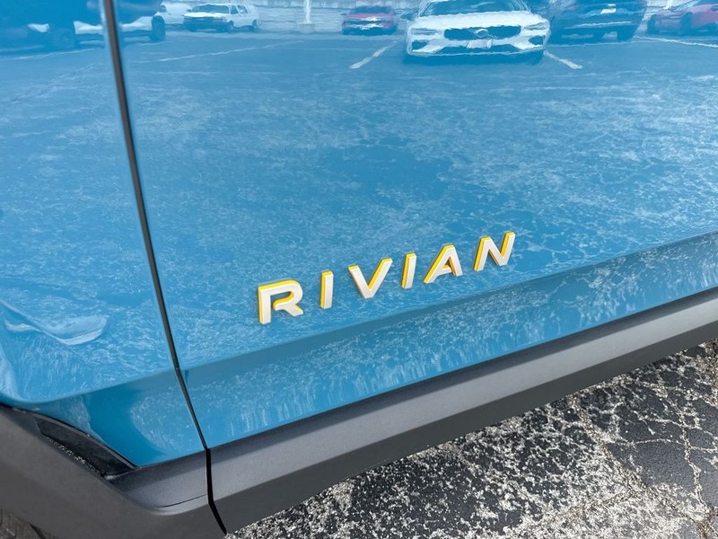 Rivian R1T Vehicle Full-screen Gallery Image 39
