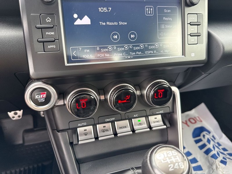 Toyota GR86 Vehicle Full-screen Gallery Image 24