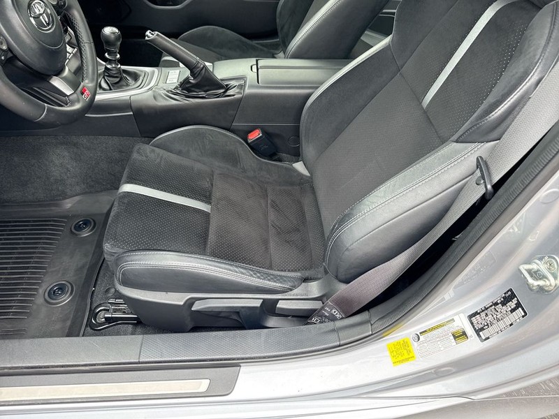 Toyota GR86 Vehicle Full-screen Gallery Image 26