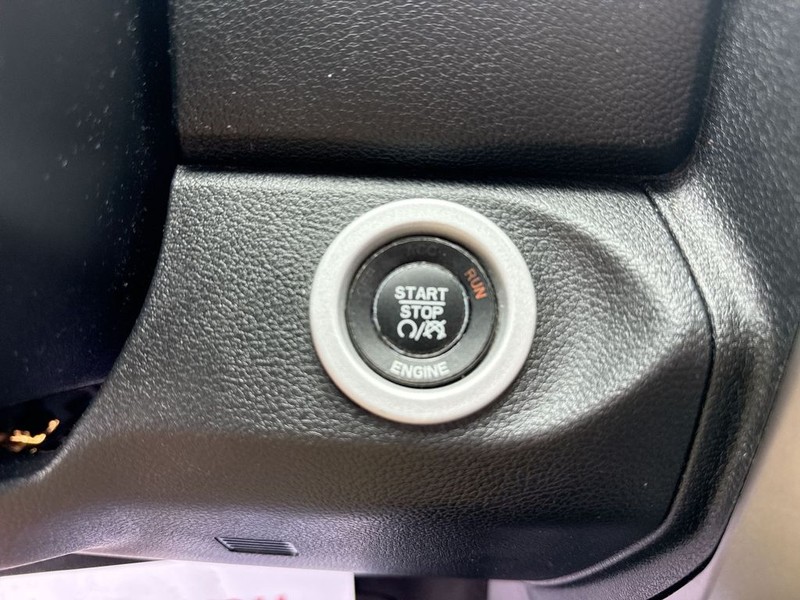 Ram 1500 Vehicle Full-screen Gallery Image 24