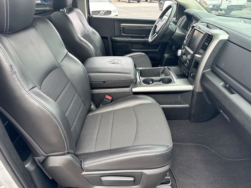 Ram 1500 Vehicle Full-screen Gallery Image 32