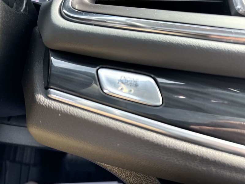 Buick Enclave Vehicle Full-screen Gallery Image 18
