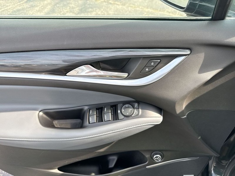 Buick Enclave Vehicle Full-screen Gallery Image 24