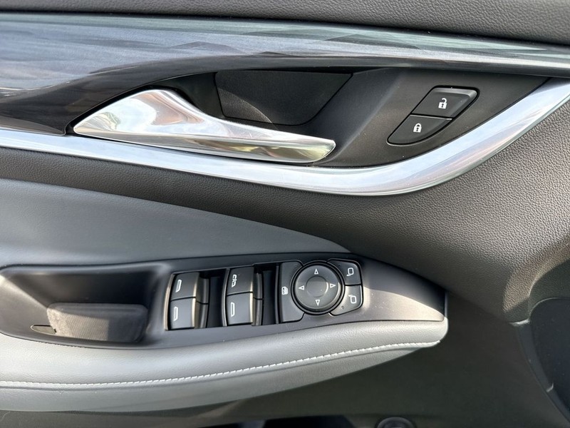 Buick Enclave Vehicle Full-screen Gallery Image 25