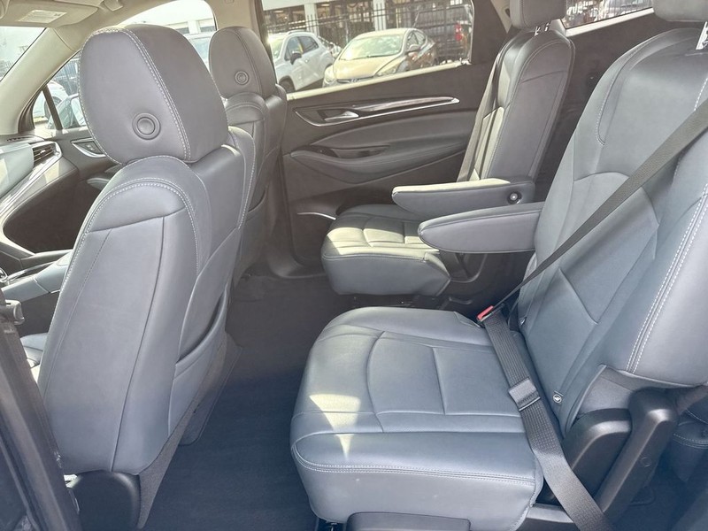 Buick Enclave Vehicle Full-screen Gallery Image 26