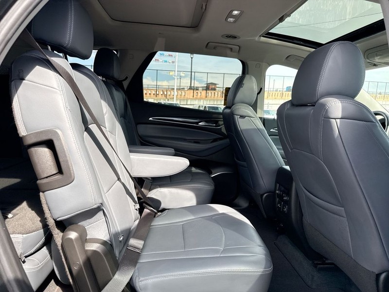 Buick Enclave Vehicle Full-screen Gallery Image 28