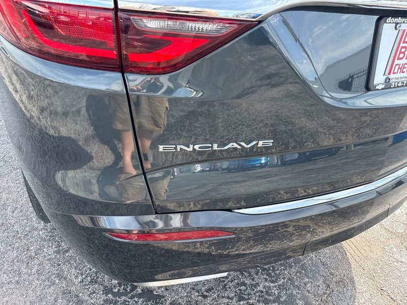 Buick Enclave Vehicle Full-screen Gallery Image 32