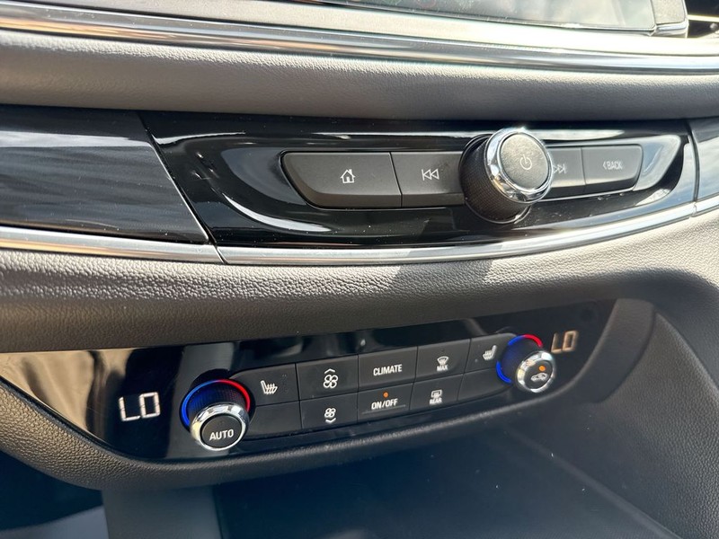Buick Enclave Vehicle Full-screen Gallery Image 43