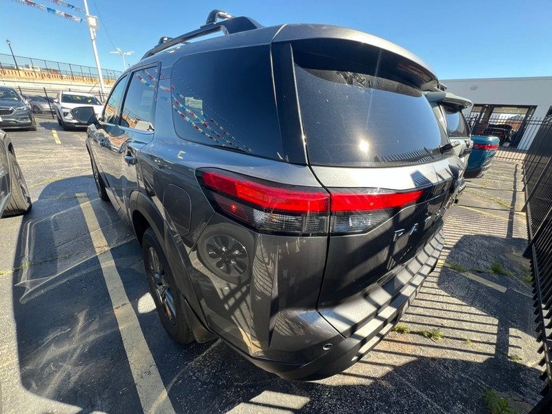 Nissan Pathfinder Vehicle Full-screen Gallery Image 4