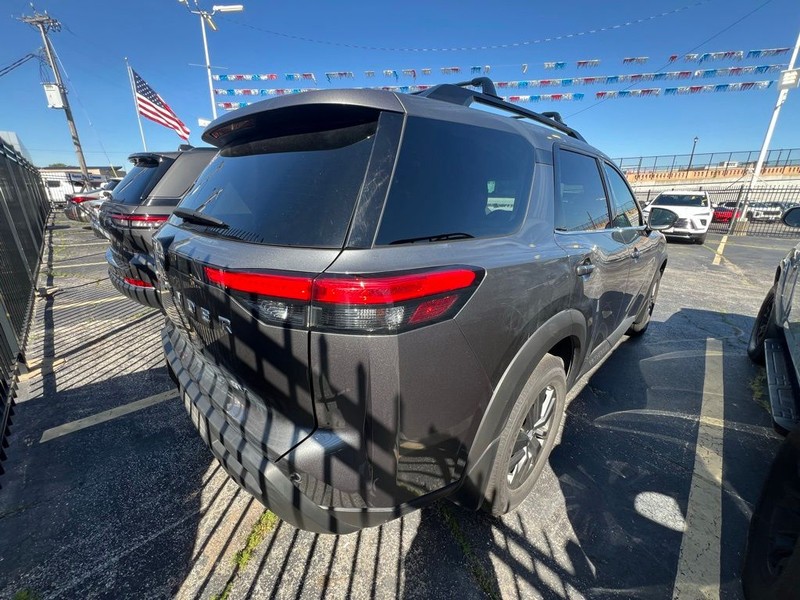 Nissan Pathfinder Vehicle Full-screen Gallery Image 6