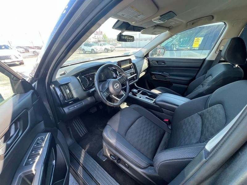 Nissan Pathfinder Vehicle Full-screen Gallery Image 7