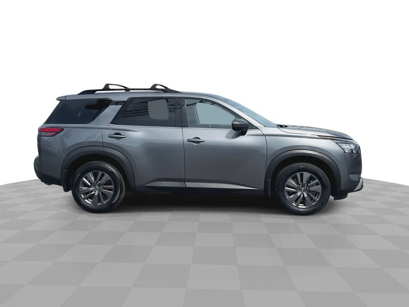 Nissan Pathfinder Vehicle Full-screen Gallery Image 14