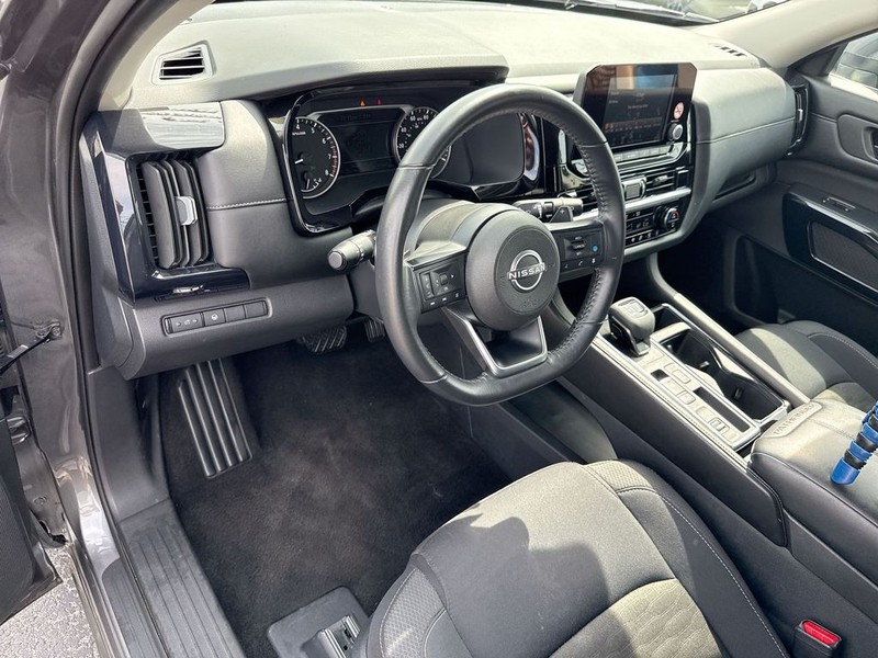 Nissan Pathfinder Vehicle Full-screen Gallery Image 17