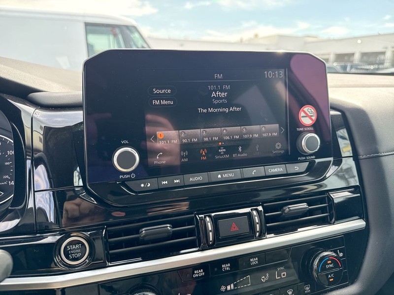 Nissan Pathfinder Vehicle Full-screen Gallery Image 20