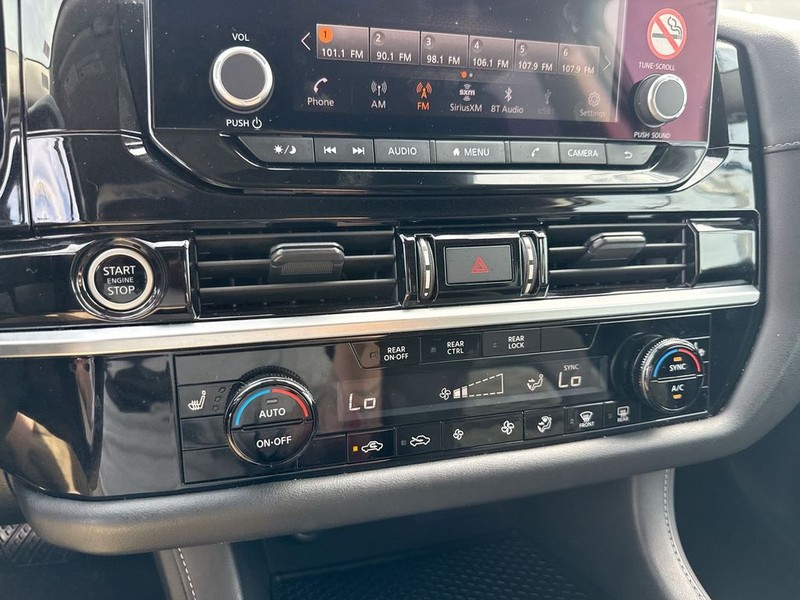 Nissan Pathfinder Vehicle Full-screen Gallery Image 24