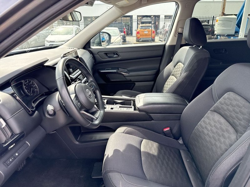 Nissan Pathfinder Vehicle Full-screen Gallery Image 27