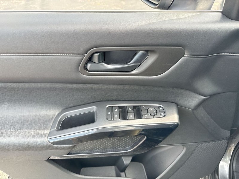 Nissan Pathfinder Vehicle Full-screen Gallery Image 28