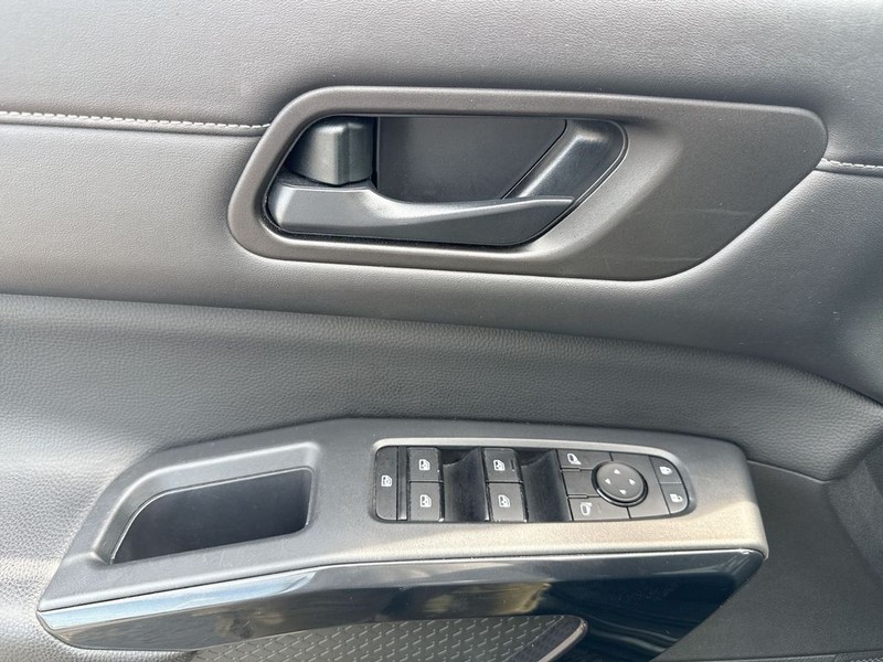 Nissan Pathfinder Vehicle Full-screen Gallery Image 29
