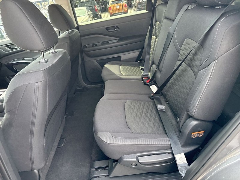 Nissan Pathfinder Vehicle Full-screen Gallery Image 30