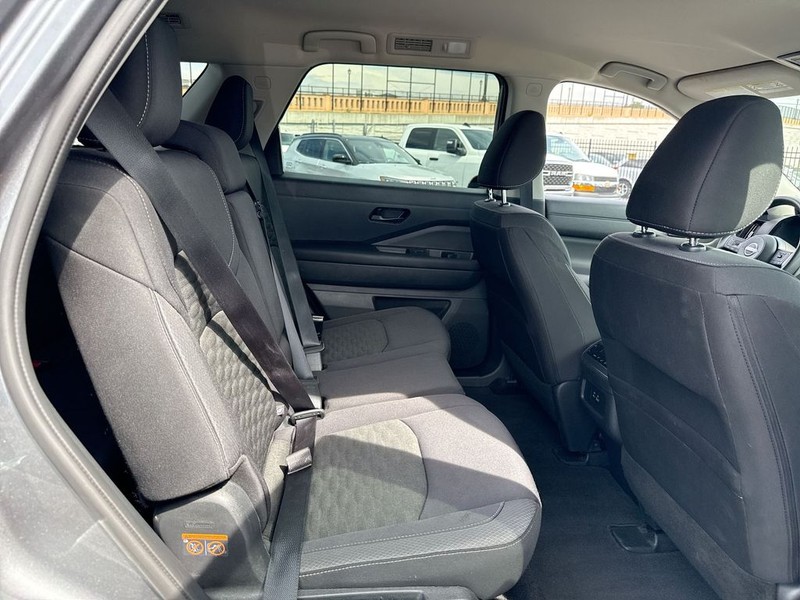 Nissan Pathfinder Vehicle Full-screen Gallery Image 32