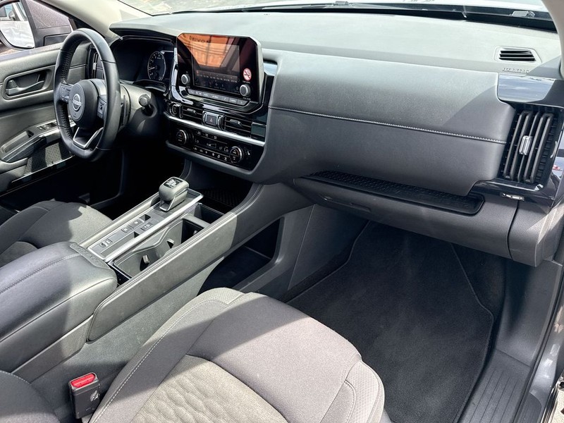 Nissan Pathfinder Vehicle Full-screen Gallery Image 33