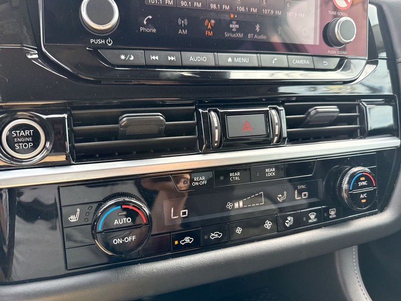 Nissan Pathfinder Vehicle Full-screen Gallery Image 39
