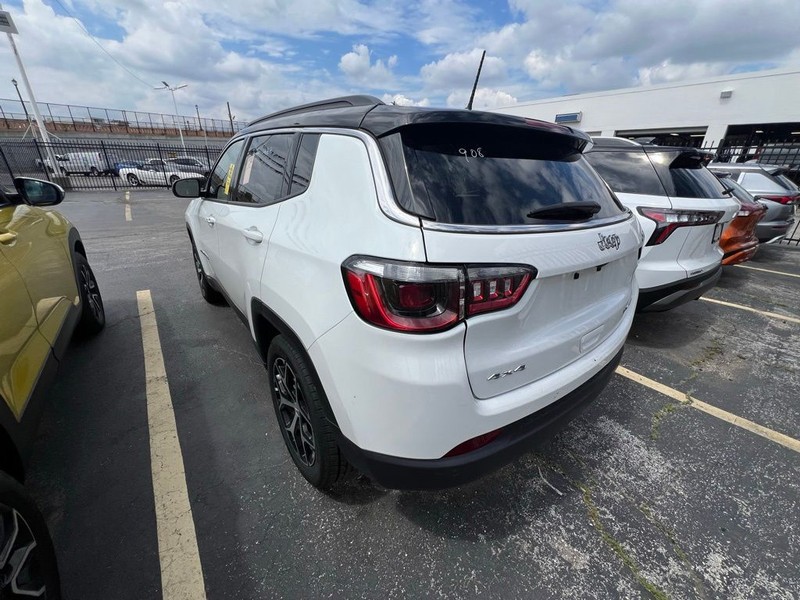 Jeep Compass Vehicle Full-screen Gallery Image 4