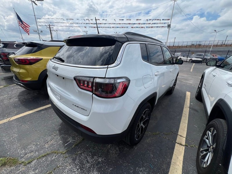 Jeep Compass Vehicle Full-screen Gallery Image 6