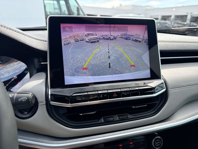 Jeep Compass Vehicle Full-screen Gallery Image 21