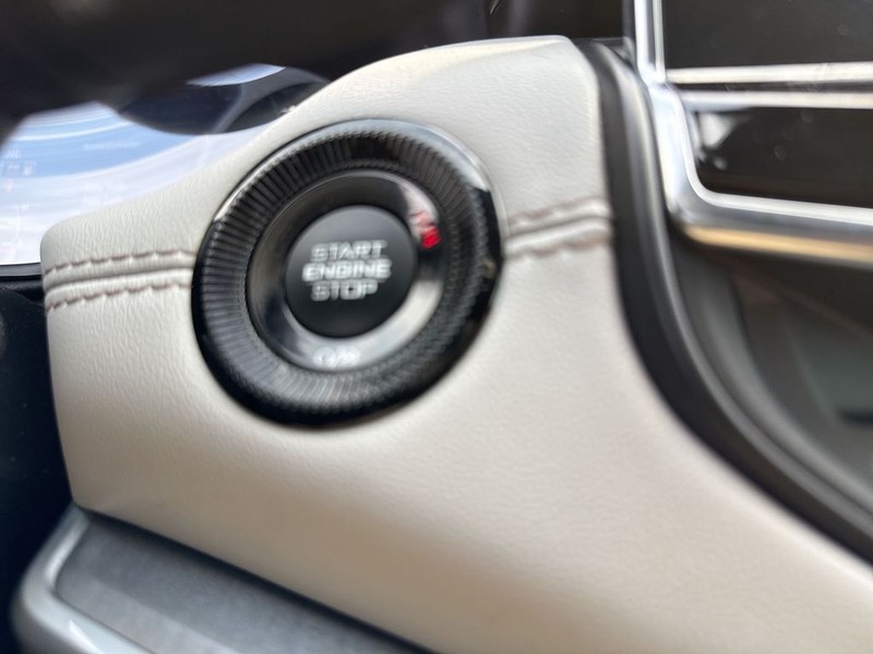 Jeep Compass Vehicle Full-screen Gallery Image 23