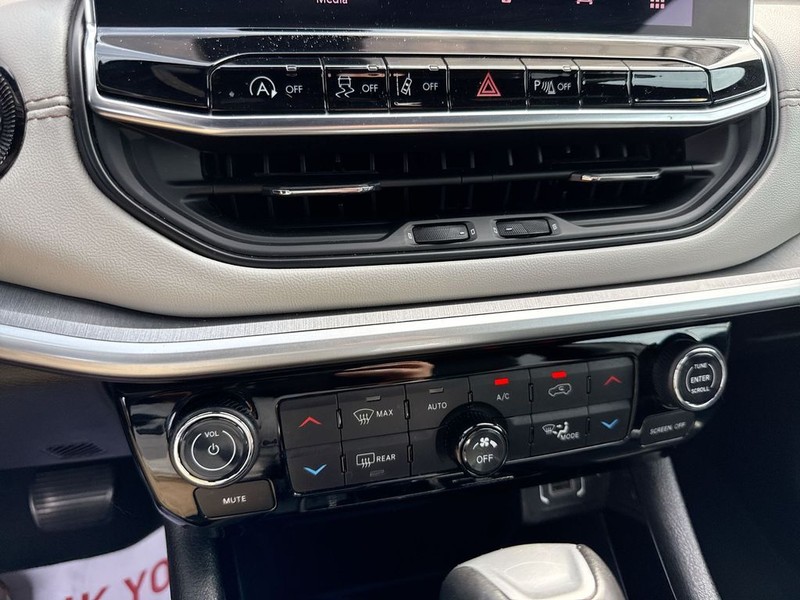 Jeep Compass Vehicle Full-screen Gallery Image 24