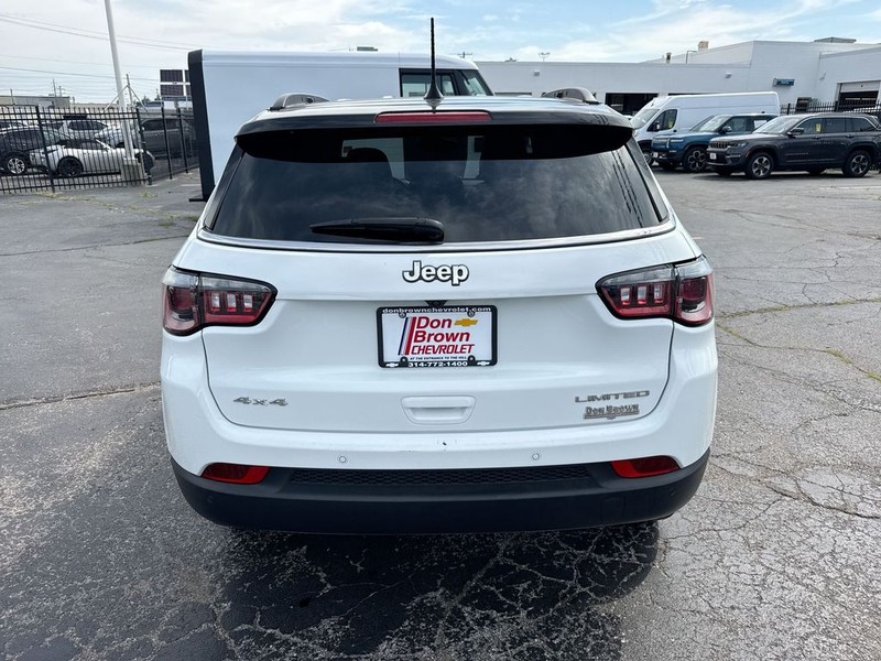 Jeep Compass Vehicle Full-screen Gallery Image 31