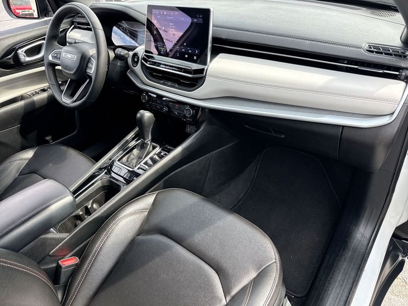 Jeep Compass Vehicle Full-screen Gallery Image 32