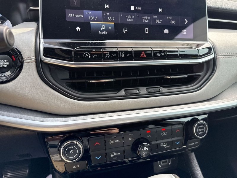 Jeep Compass Vehicle Full-screen Gallery Image 38