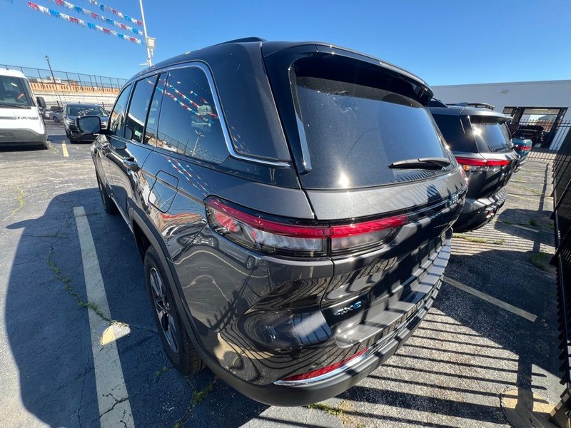 Jeep Grand Cherokee Vehicle Full-screen Gallery Image 4