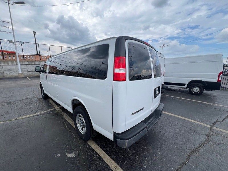 Chevrolet Express Passenger Vehicle Full-screen Gallery Image 4