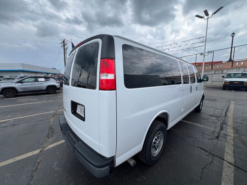 Chevrolet Express Passenger Vehicle Full-screen Gallery Image 6