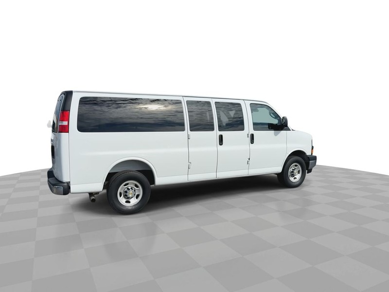 Chevrolet Express Passenger Vehicle Full-screen Gallery Image 09