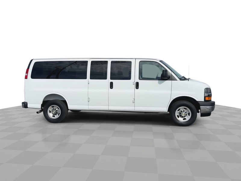 Chevrolet Express Passenger Vehicle Full-screen Gallery Image 10