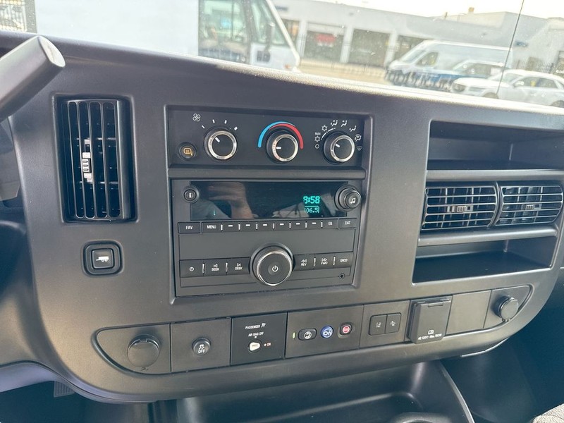 Chevrolet Express Passenger Vehicle Full-screen Gallery Image 15