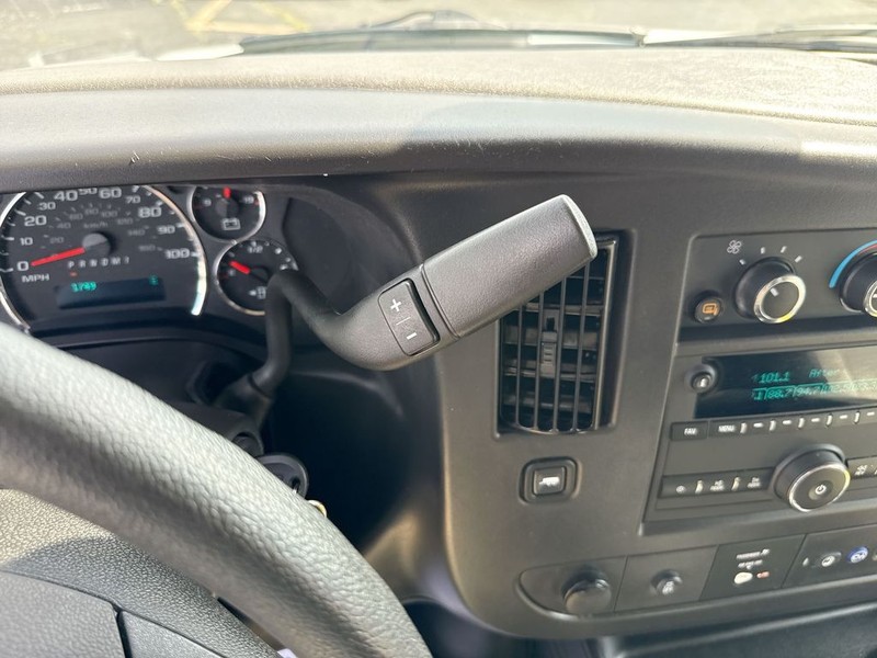 Chevrolet Express Passenger Vehicle Full-screen Gallery Image 17